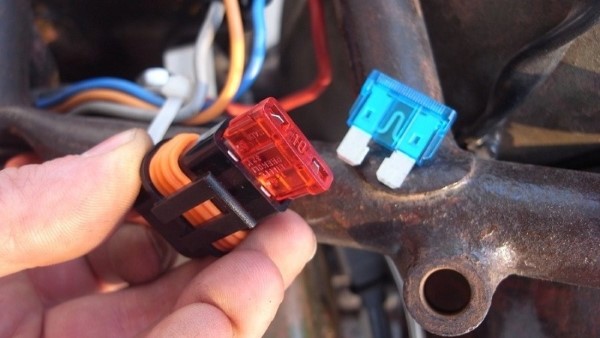 Jack cắm kết nối và cầu chì xe đạp điện bị đứt