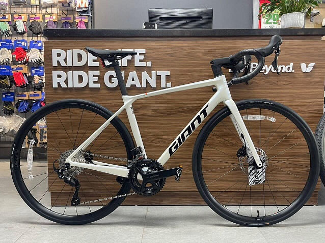 GIANT TCR ADV 2-KOM 2025 – Đua đường trường
