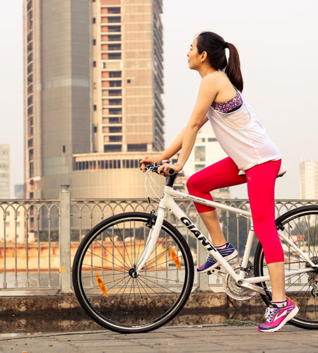 Đạp xe đạp có to chân không? Cách đạp xe để chân thon gọn