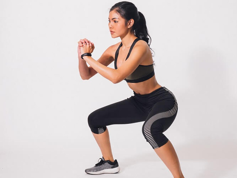 Bài tập nhón gót và squat nhẹ