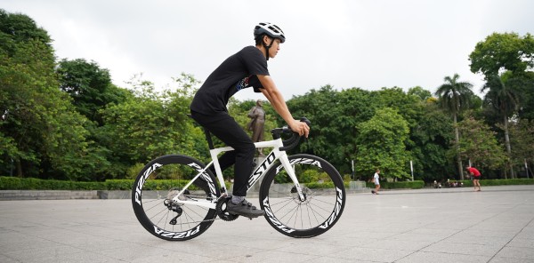Trackstand là kỹ thuật giữ thăng bằng trên xe đạp khi xe đứng yên