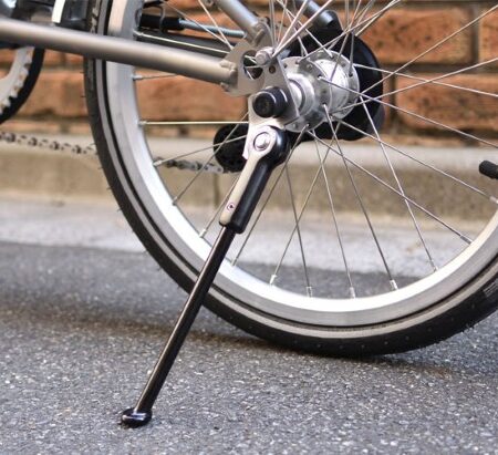 Chân chống cạnh (Side Kickstand) là loại chân chống xe đạp phổ biến nhất