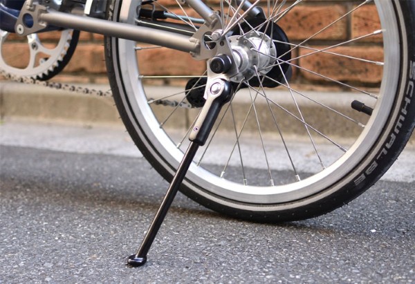 Chân chống cạnh (Side Kickstand) là loại chân chống xe đạp phổ biến nhất