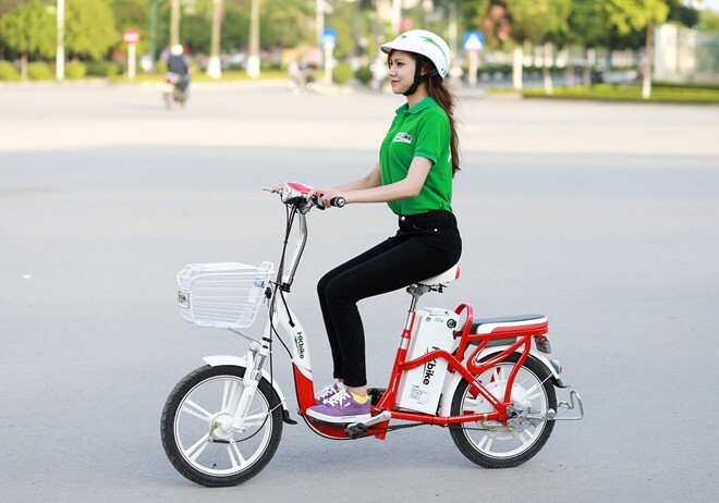 Đội mũ bảo hiểm đúng cách khi đi xe đạp điện