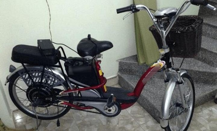Tín hiệu đèn xanh trên bộ sạc xe đạp điện có ý nghĩa gì?
