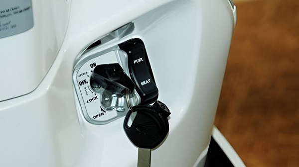 Hướng dẫn mở cốp xe Vision bằng chìa khóa cơ
