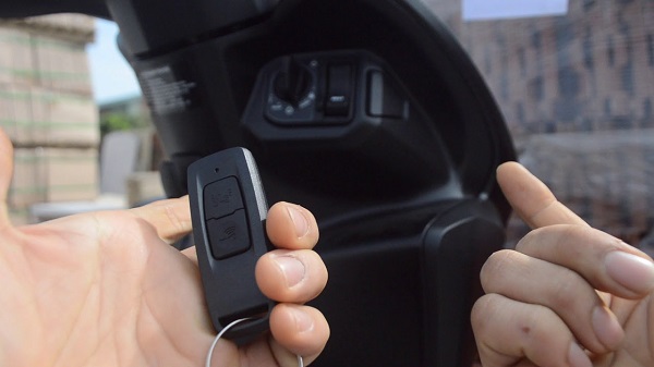 Hướng dẫn mở cốp xe Vision khi Smartkey hết pin