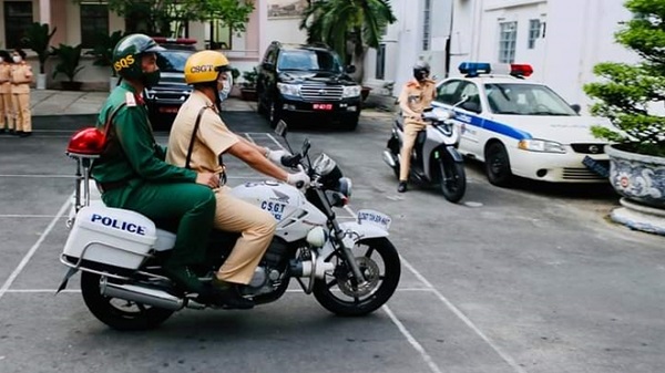 Xe máy quân sự và công an